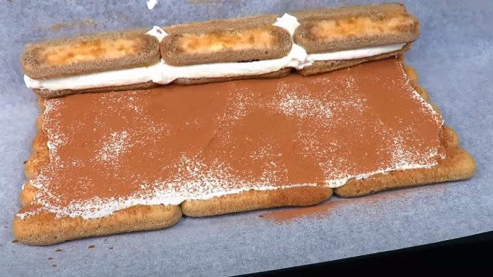 Nepečená „tiramisu“ roláda z piškotů a smetanového sýra