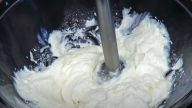 Nepečená „tiramisu“ roláda z piškotů a smetanového sýra