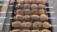 Táborákový recept na chutné pečené brambory se slaninou
