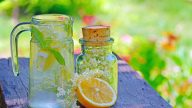 Domácí bezinková limonáda, která dokonale osvěží v horkých dnech