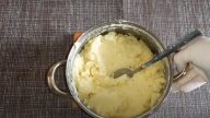 Obyčejné brambory připravené neobyčejným způsobem se sýrem