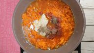 Rychlá a levná večeře: Masové koule se zelím v omáčce z rajčat a mrkve