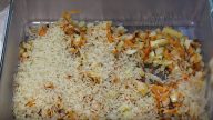 Zapečený rýžový pilaf s mrkví a kuřecími stehny