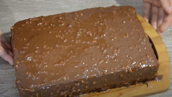Krémový dort s vanilkou, kakaem, čokoládou a arašídy