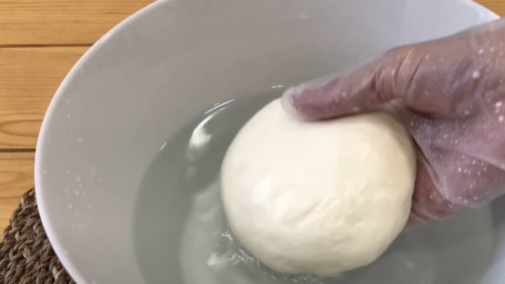 Domácí sýr mozzarella jen ze dvou přísad připravíte za 30 minut