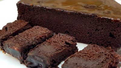 Vynikající čokoládový dort hotový za 5 minut bez cukru a mouky