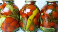 Nakládaná rajčata s česnekem, paprikou a kozími rohy
