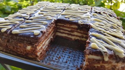 Rychlý nepečený dort s vařeným krémem a čokoládovou polevou