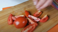 Finská nakládaná rajčata s cibulí připravená na zimu