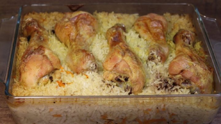 Zapečený rýžový pilaf s mrkví a kuřecími stehny