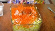 Cuketový salát s mrkví, česnekem a koriandrem