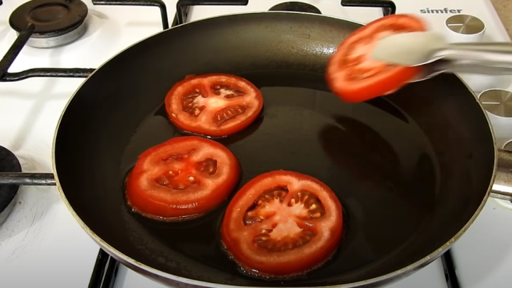 Smažená rajčata ve slané palačince