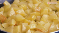 Zapečené brambory s houbami, sýrem a zakysanou smetanou
