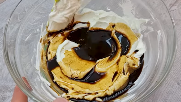 Nepečené Tiramisu lanýže z kávového mascarpone, plněné nutellou