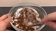 Křehký kakaový dort s pudinkovým krémem a šlehačkou