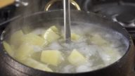 Aromatické pečené brambory s bylinkami a česnekem