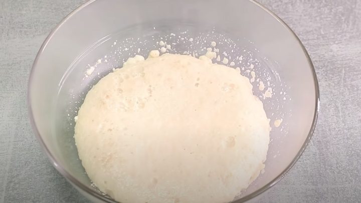 Chlebové placky z jogurtového těsta pečené na pánvi