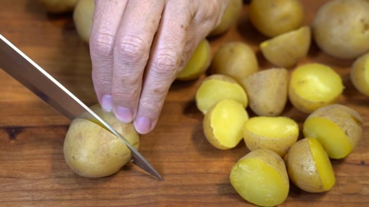 Zlatavé opečené brambory na másle se zeleným chilli a čerstvým koriandrem