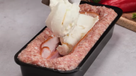 Sekaná pečeně plněná slaninou a smetanovým sýrem