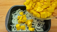 Zapečená kuřecí prsíčka s bramborem, houbami a sýrem