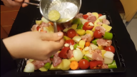 Pečené kuřecí maso s pořádnými kusy zeleniny