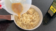 Smažená omeleta z instantních nudlí a sýrem