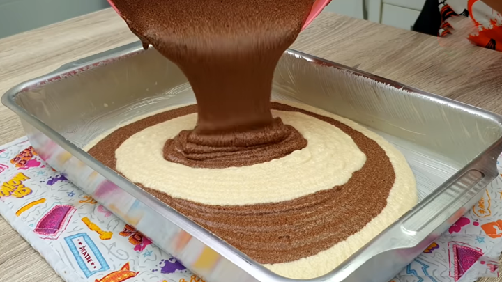 Mramorovaný koláč s krémem z bílé čokolády a čokoládovými hoblinkami