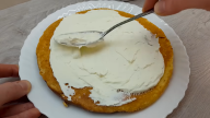 Vrstvený palačinkový dort s krémem ze zakysané smetany