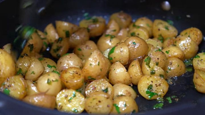 Zlatavé opečené brambory na másle se zeleným chilli a čerstvým koriandrem