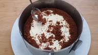 Jemný nepečený smetanový dort se sušenkovým korpusem