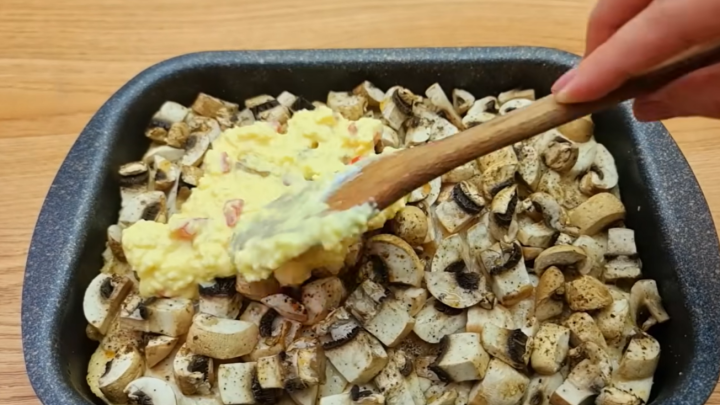Zapečená kuřecí prsíčka s bramborem, houbami a sýrem