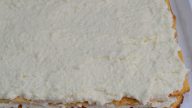 Sněhobílý dort z medového těsta s krupičným krémem a kokosem