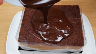 Vrstvený smetanový dortík se smetanou, kakaem a čokoládovou polevou