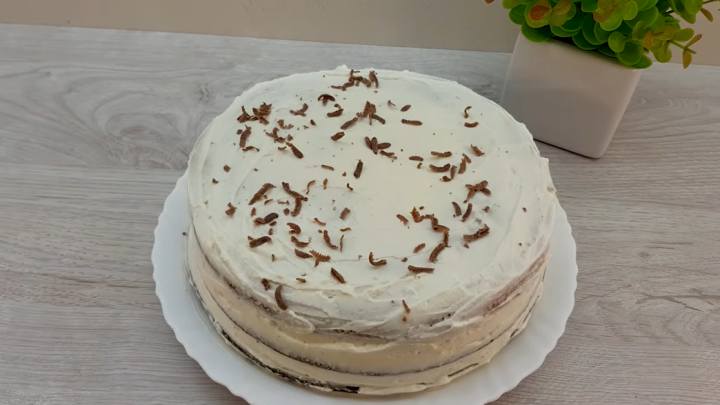 Vrstvený palačinkový dort s krémem ze zakysané smetany