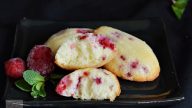 Jemné francouzské máslové sušenky Madeleine s malinami