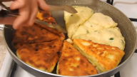 Voňavé smažené trojhránky se dvěma druhy sýra