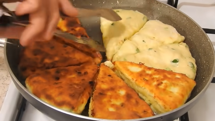Voňavé smažené trojhránky se dvěma druhy sýra