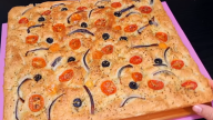 Italský chléb focaccia s rajčaty, cibulí a černými olivami
