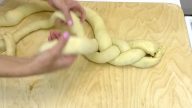 Domácí pletený věnec plněný ořechy, medem a sušenými meruňkami