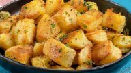 Aromatické pečené brambory s bylinkami a česnekem