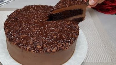 Čokoládový dort plný čokolády a zalitý čokoládou