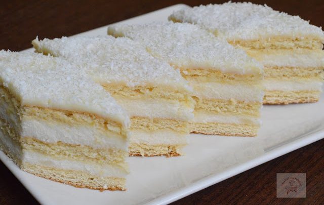 Sněhobílý dort z medového těsta s krupičným krémem a kokosem