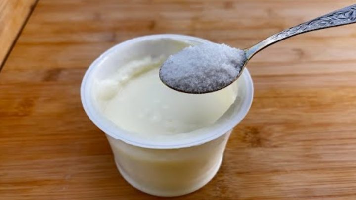 Slaný jogurt s česnekem, chilli, bazalkou a paprikou