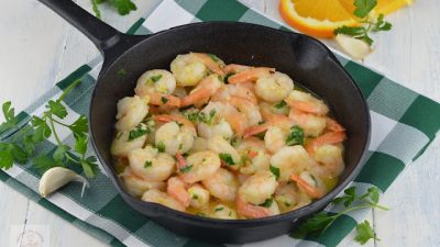 Lahodné a jemné krevety na másle s česnekem a petrželkou