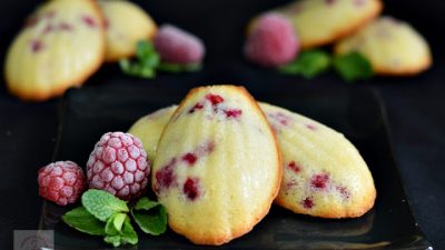Jemné francouzské máslové sušenky Madeleine s malinami