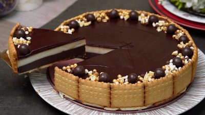 Nepečený sušenkový dort s dvoubarevným krémem a čokoládovou polevou