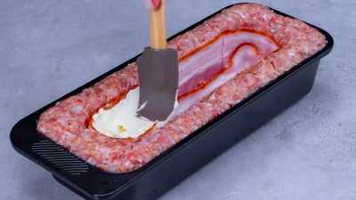 Sekaná pečeně plněná slaninou a smetanovým sýrem