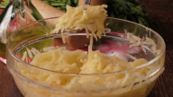 Kuřecí kapsa plněná sýrem brie v bramborovém těstíčku