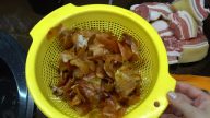 Domácí slanina vařená v slupkách z cibule