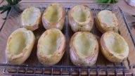Zapečené nové brambory plněné vejcem a strouhaným sýrem